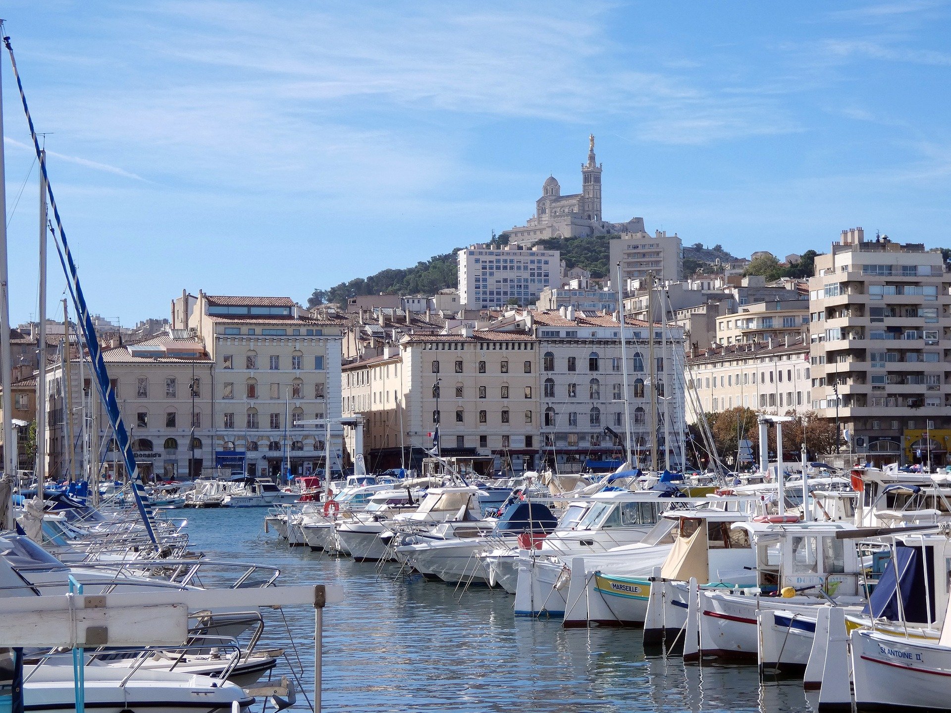 Casting homme cheveux blancs pour une doublure dans un téléfilm à Marseille