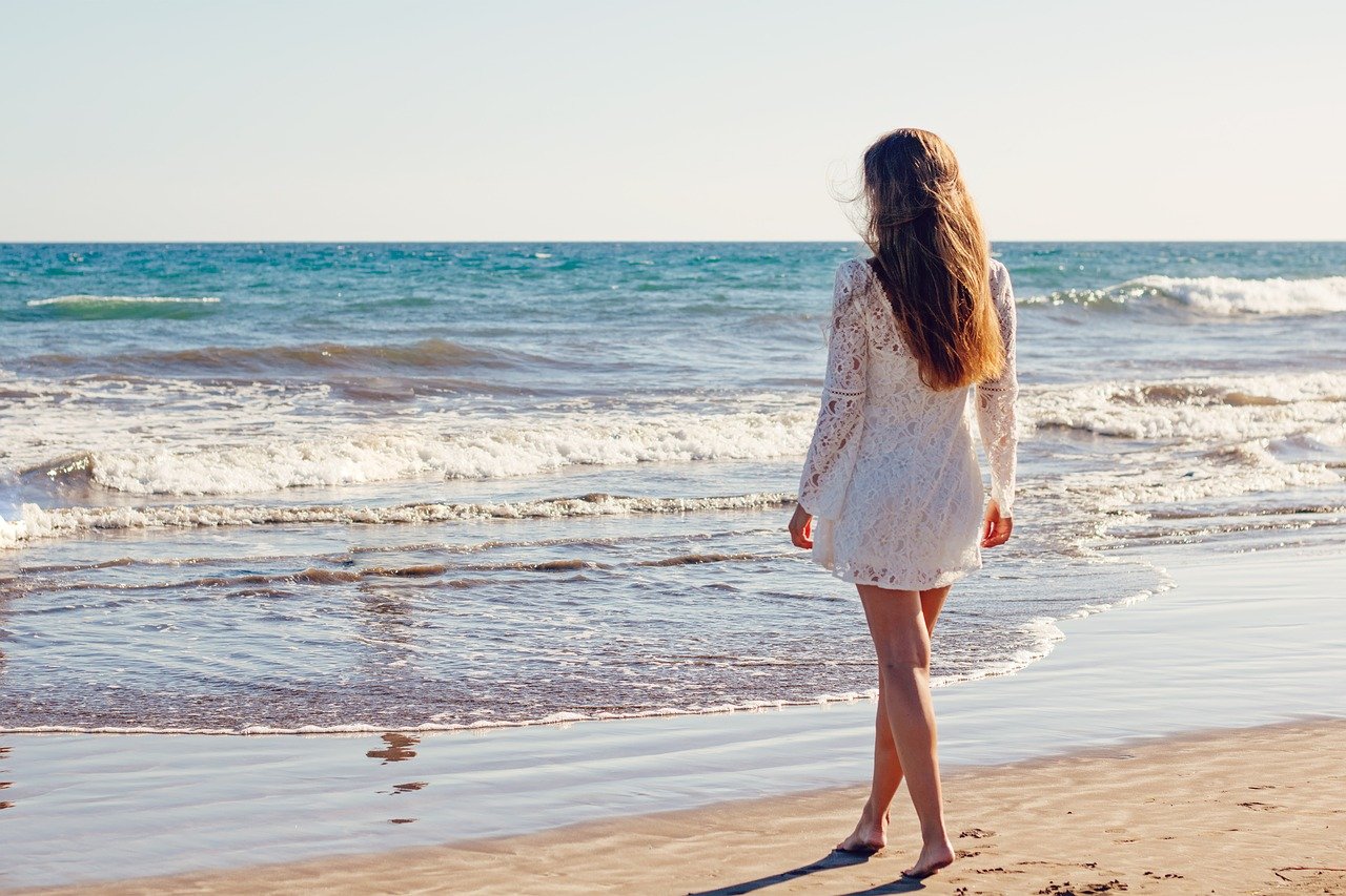 Casting jeune femme, 20/25 ans, type mannequin, pour scène top less dans une série TV