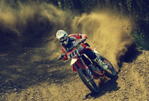 Casting comédiens pratiquant le moto-cross