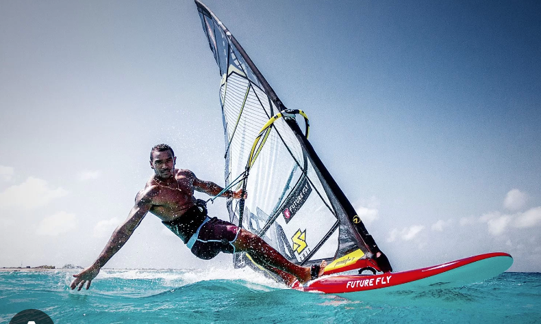 Casting comédiens avec bon niveau en planche à voile, surf ou Kite Surf pour le film La véliplanchiste de François Labarthe