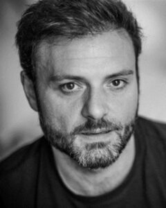 Synopsis Au Festival d’Avignon, tous les genres de théâtres se mélangent. Stéphane joue dans « Ma sœur s’incruste » alors que Fanny, ancienne élève du conservatoire joue dans une pièce prestigieuse, un classique de Victor Hugo. Stéphane n’est pas insensible au charme de Fanny. Lorsqu’il la croise par hasard et qu’elle lui demande dans quelle pièce il joue, l’émotion des retrouvailles et la peur de passer pour un ringard le poussent à mentir…