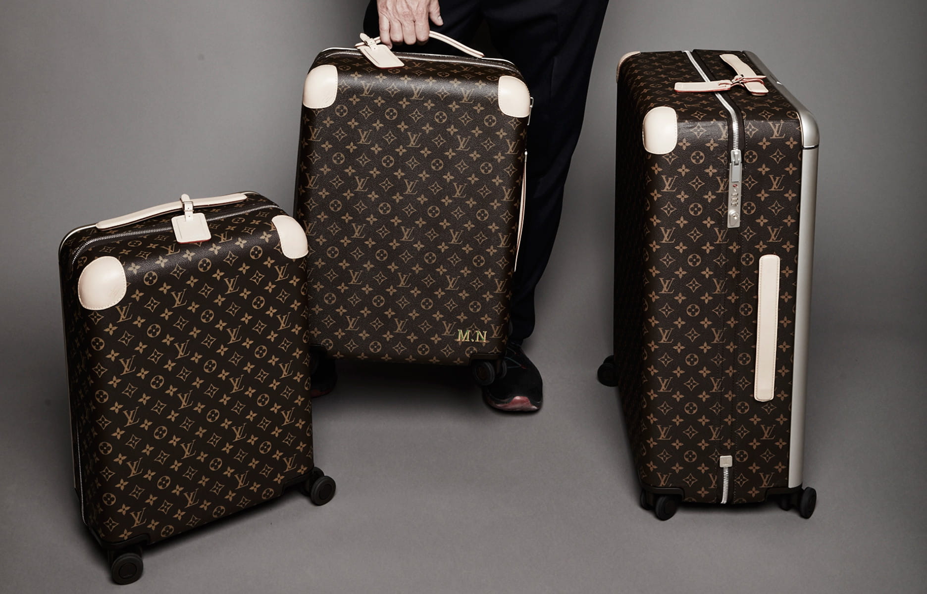 Casting figurants avec valise de très grande marque style Vuiton pour une série tournée à Paris