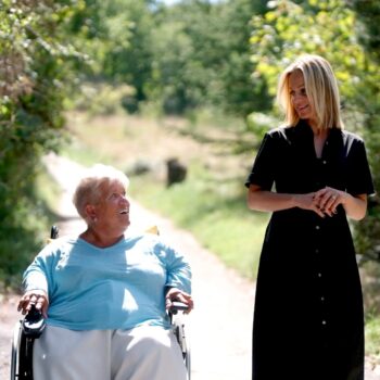 Mimie Mathy est le portrait de la semaine du Sept à Huit : se confie sur sa nouvelle dépendance et son quotidien en fauteuil roulant sur TF1