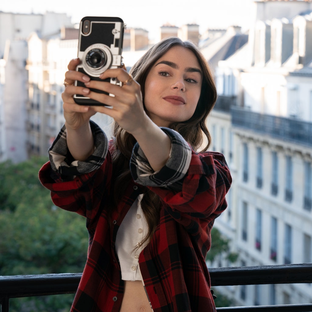 Casting figurants, âgés de 18 à 70 ans, pour le tournage de la saison 2 de la série Netflix Emily in Paris réalisée par Darren Star avec Lily Collins