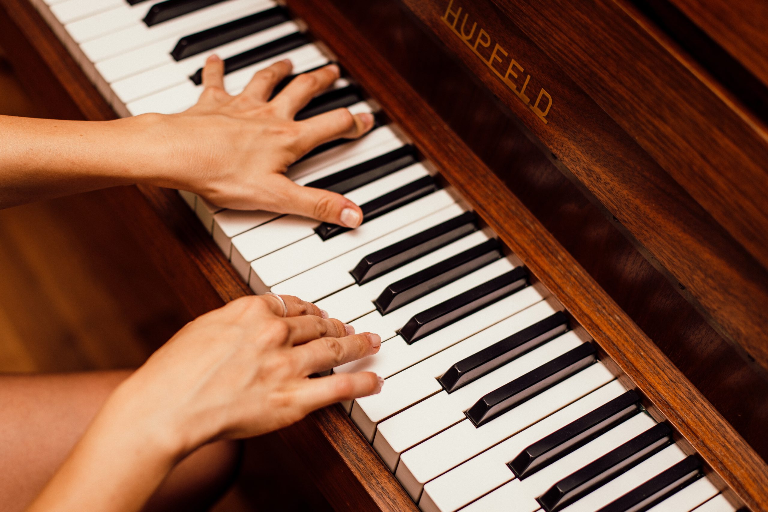 Casting doublure pour jouer du piano dans la série France TV « Ouija » avec Bruno Solo, Ophelia Kolb et Anne Le Ny