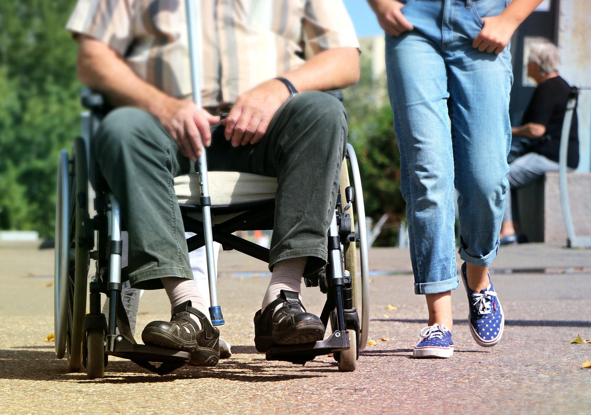 Casting figurants en fauteuil roulant et dogsitter pour un long-métrage tourné à Paris